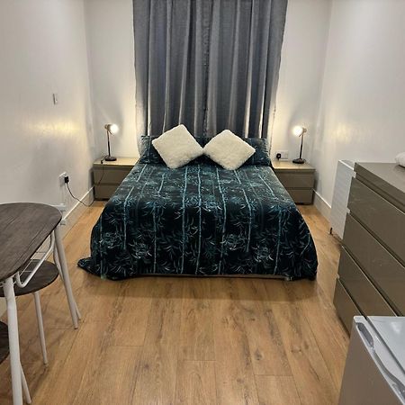 King Azim Court Apartment Лондон Екстериор снимка