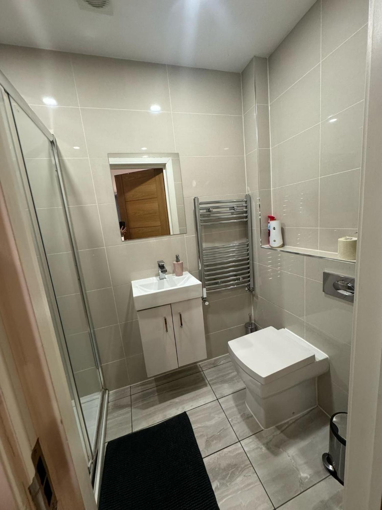 King Azim Court Apartment Лондон Екстериор снимка