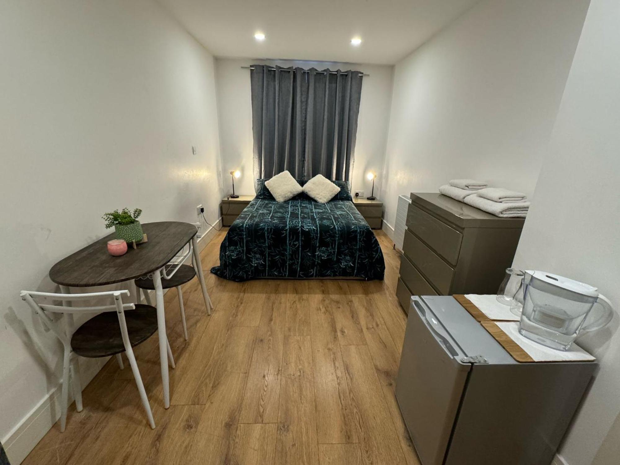 King Azim Court Apartment Лондон Екстериор снимка